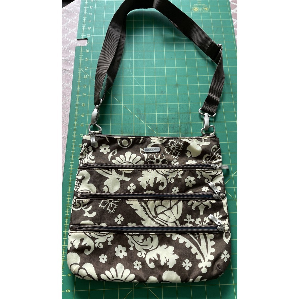Baggallini Crossbody. Brown. paisley. Travel.